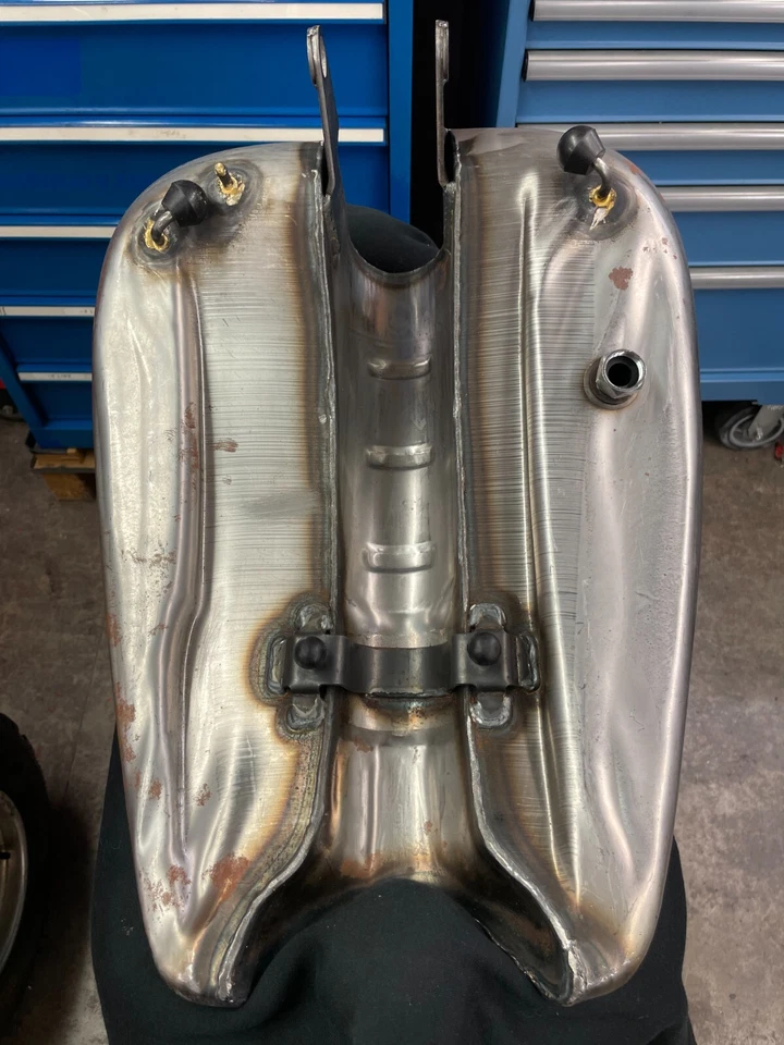 Tanque extendido de una pieza Drag Specialties con tapa lisa - DS-390392 Foto 3 de 4