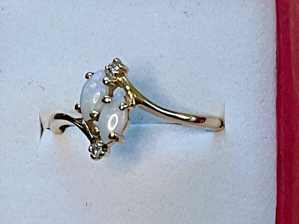 Anillo de oro amarillo de 10 quilates de ópalo natural y diamantes talla 7,75 Foto 4 de 4