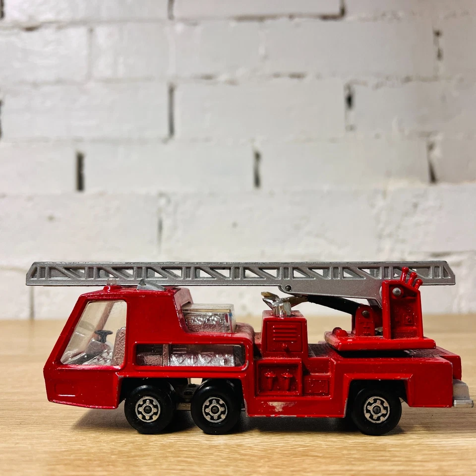 Matchbox SuperKings Fire Tender No 9 K9 Red Engine Truck Clear Windows 1973 - Image 3 of 4