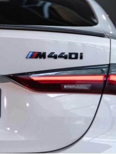 BMW OEM glänzend schwarz Kofferraum Abzeichen G22 G23 M440i 2021 