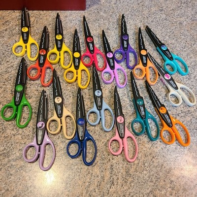Lot of 18 Fiskars Paper Edgers Decorative Scrapbooking Scissors (Z8)
