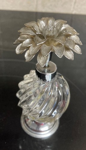 Vintage Perfume Sprayer Clear Glass Bottle with Silver Flower Top from Japan - Bild 2 von 6