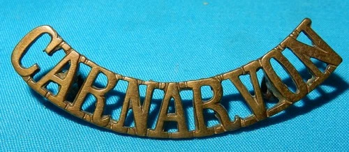 GENUINE WW1 ERA CARNARVON CAERNARVONSHIRE REGIMENT SHOULDER TITLE BADGE