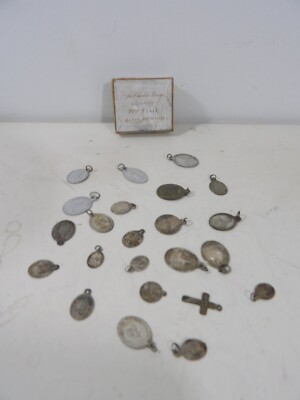 E) Plaque d'identité d'un Poilu + Médailles Pieuses VENDU