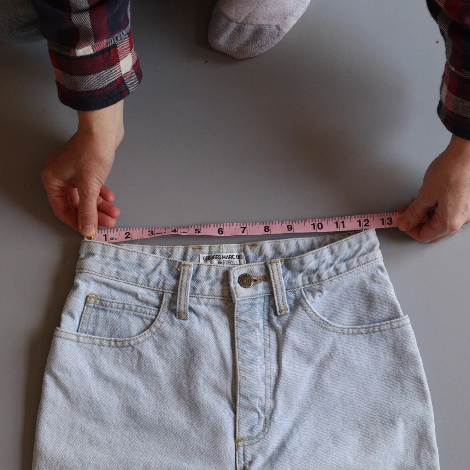 Vtg Guess High Waist Mom Jeans 27 Denim Measure 25 Ankle Zip 90s Light Wash - Image 2 of 4