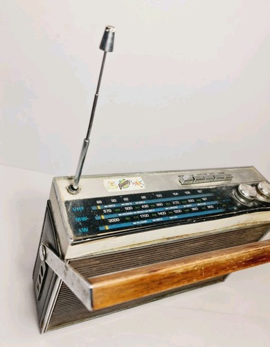 Vintage Philips VHF/MW/LW/FM Battery Powered Radio - Brown Wood Finish & Handle - Picture 2 of 12