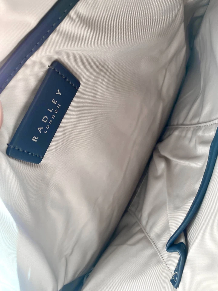 Mochila para mujer Radley London azul marino Foto 3 de 3
