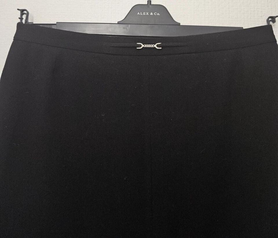 Saia maxi lápis preta tamanho 18 romana dividida frente e verso - Imagem 2 de 4