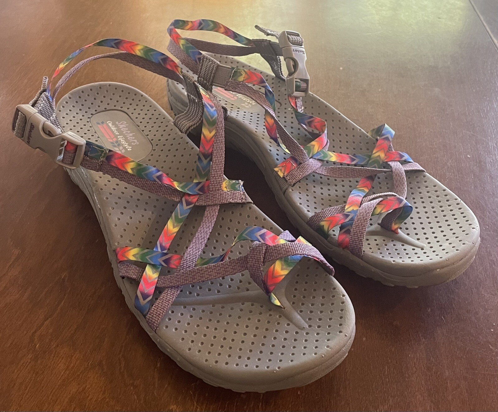 SANDALIAS SKECHERS Reggae BRILLANTES Dirección CORREADAS Exterior Mujer’s Talla 10 EE. UU. USADAS EN EXCELENTE ESTADO