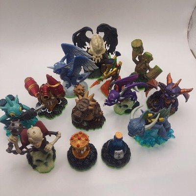 Skylanders Spyro's Advendure 13 Pc Green Base  2011 Figures Only