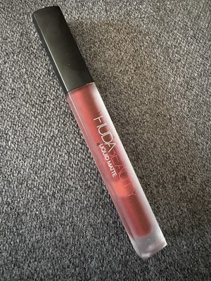 Huda Beauty - Liquid Lipstick  Famous. 