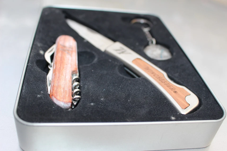 Juego de navajas de bolsillo con mango de madera Winchester - cuchillo, multiherramienta y llavero en metal T Foto 2 de 4