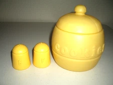 T19 Vintage 1990's Step 2 Pretend Play Toy Yellow Cookie Jar Salt Pepper Shakers
