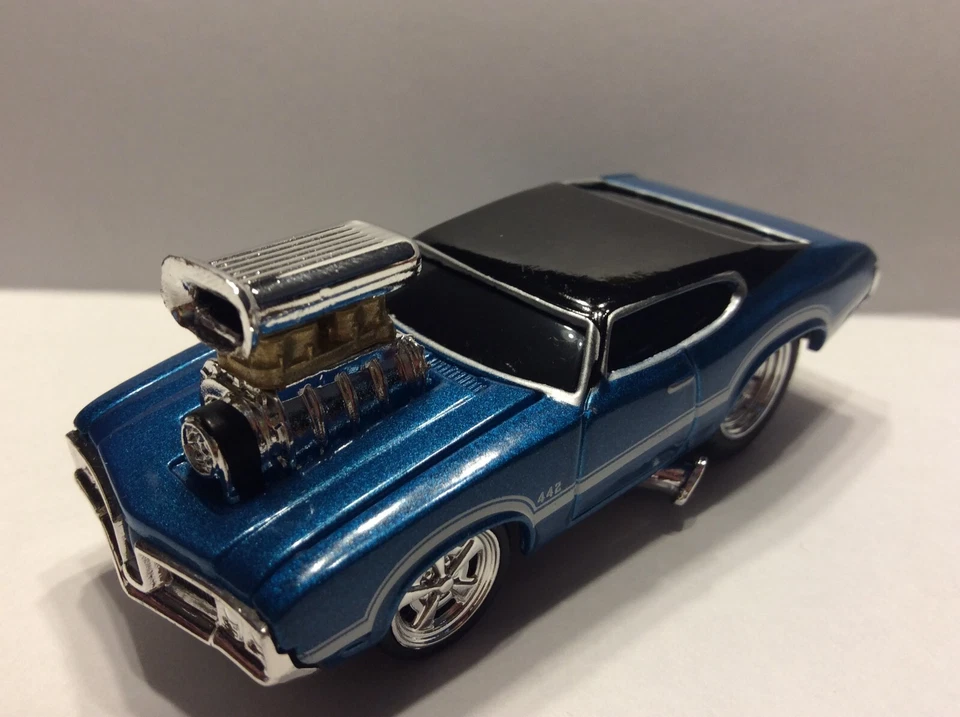 THE ORIGINAL MUSCLE MACHINES  1970 OLDS 442 1:64 DIECAST  70 OLDSMOBILE 442 - - Image 4 of 4