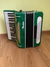 Ukrayinsʹkyy akordeon Akord 80 basiv, 3 rehistry, z remenyamy, klyuch-akordeon,