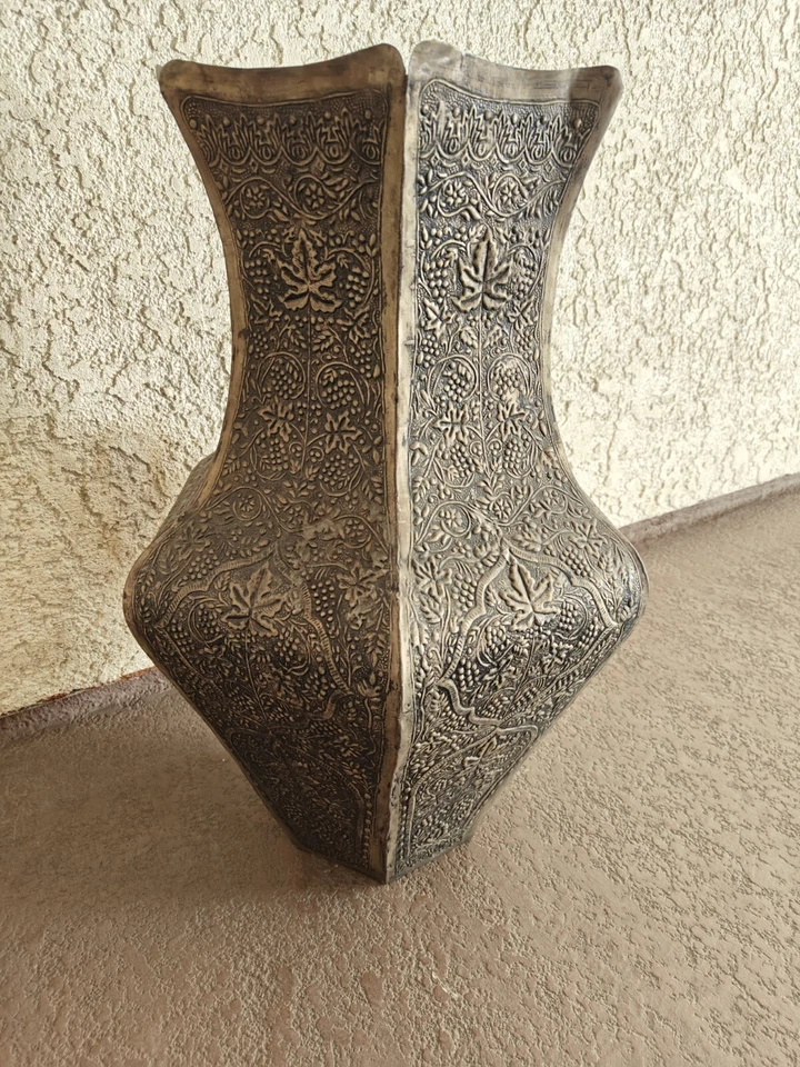 Jarrón de piso grande de metal Repousse de 27,5 pulgadas de alto urna independiente Foto 2 de 4