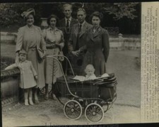 1951 Press Photo Queen Elizabeth with the Royal Family at Balmoral Castle
