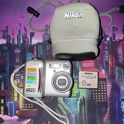Vintage Nikon COOLPIX 775 2.1MP Digital Camera - Silver  Excellent condition!