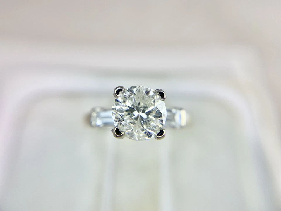 Vintage 18k White Gold Natural Round Baguette Shape Diamond Engagement Ring - Image 2 of 4