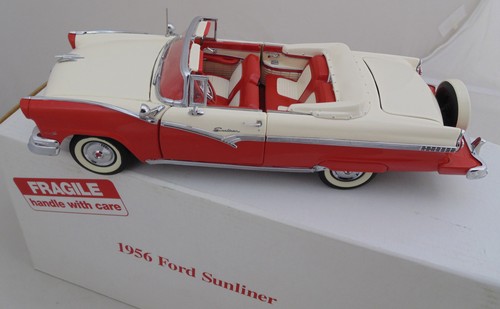 Danbury Mint 1956 Ford Fairlane Sunliner Convertible 1/24 Diecast Red & White - Picture 3 of 6