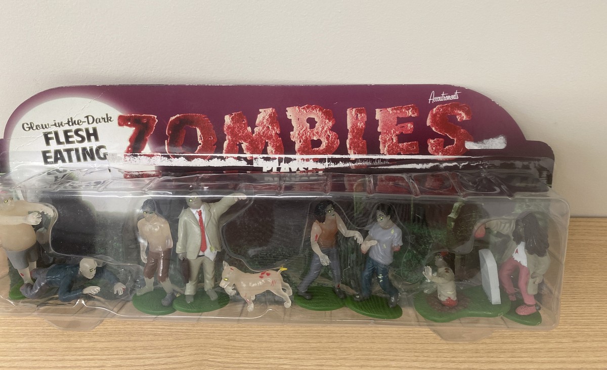 Accoutrements Glow In The Dark Flesh Eating Zombies Playset