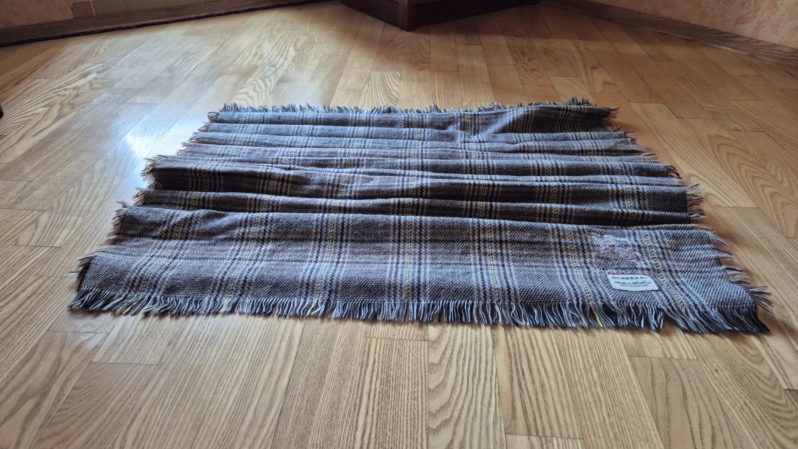 BURBERRY cashmere rectangular large scarf shawl f… - image 8