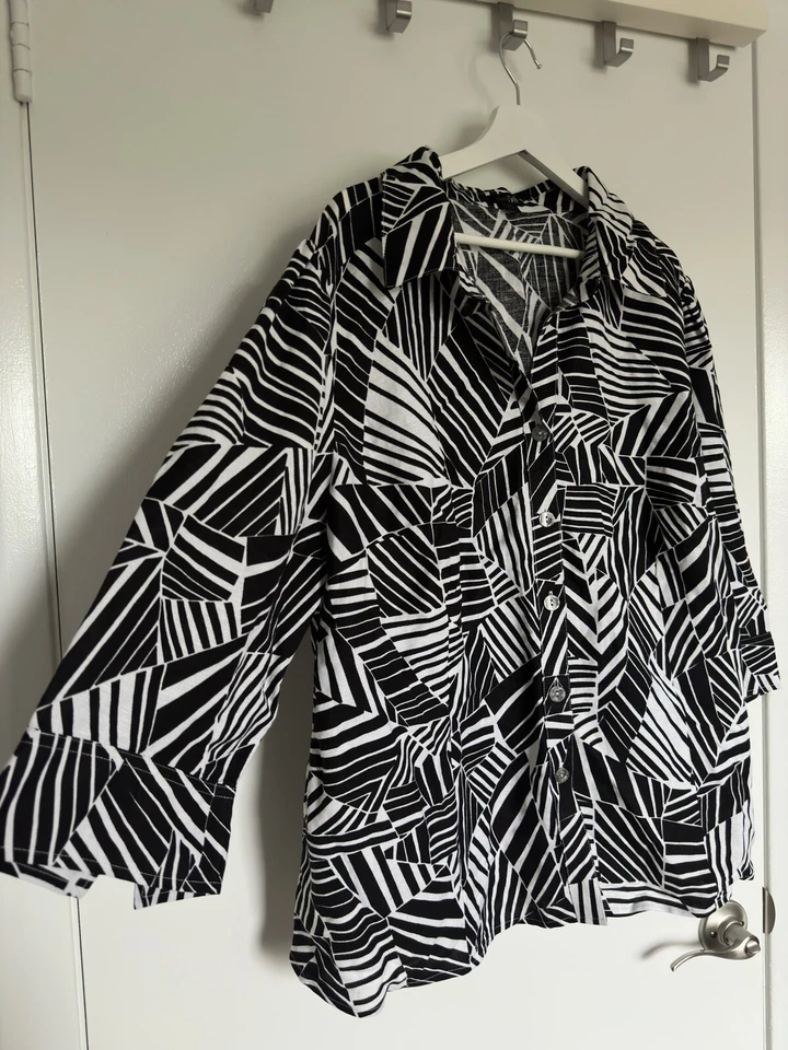 Camisa con botones East 5th para mujer talla grande 3X geométrica manga 3/4 negra blanca Foto 2 de 4