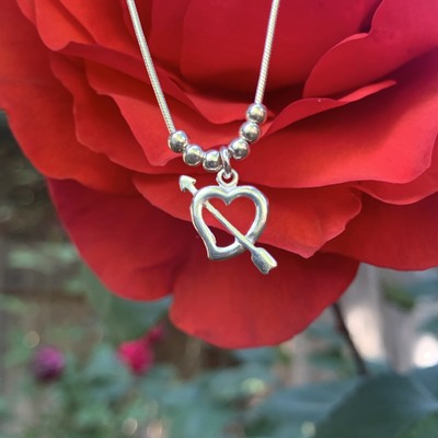 Zierliche 925 Sterling Silber Amor s Pfeil Herz Halskette 16  Perlen Akzent Kette