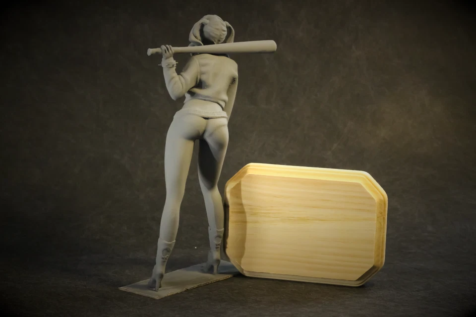 Harley Quinn - Kit de estatua impresa en 3D grado coleccionista (con base de madera) Foto 4 de 4