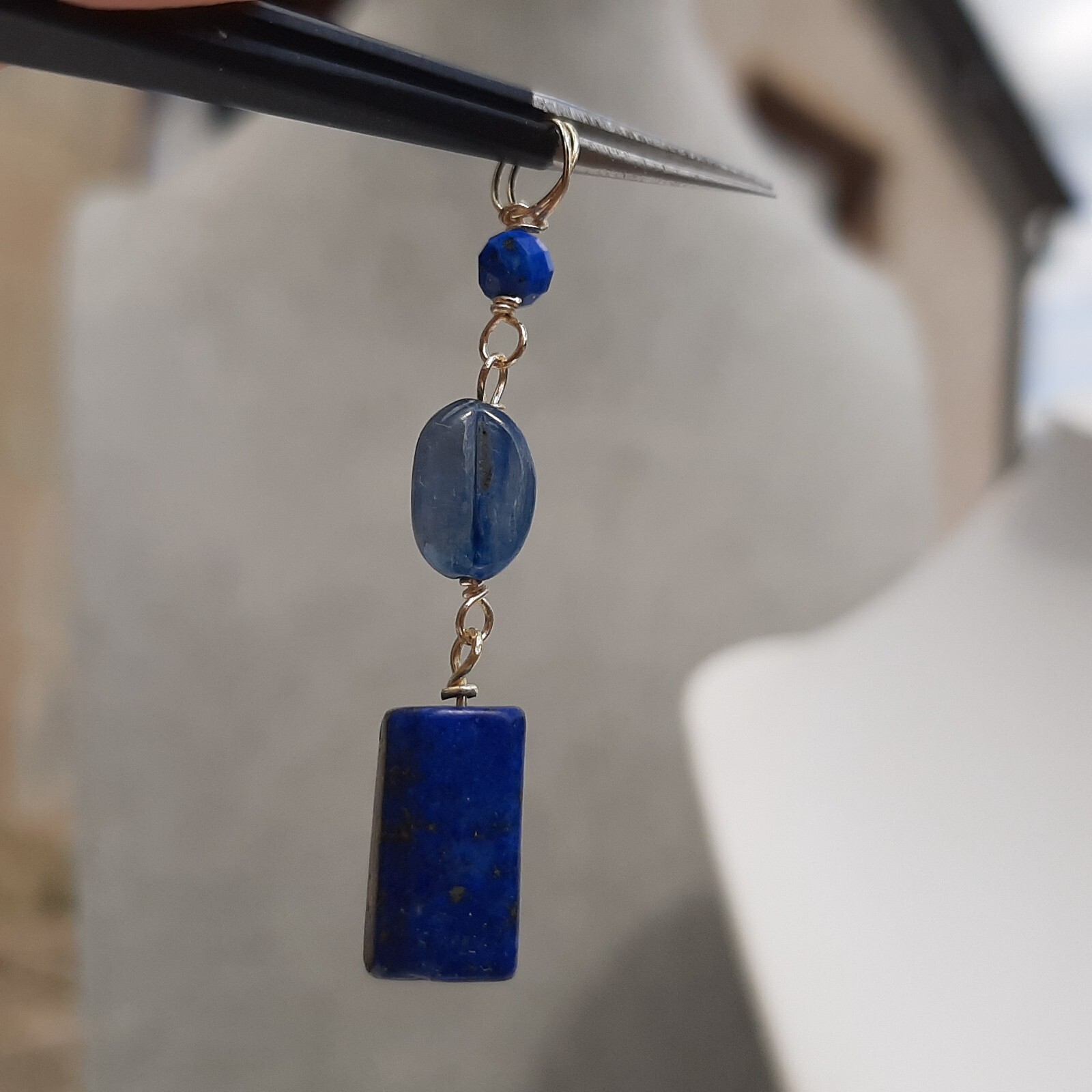 Pendentif en cyanite et lapis-lazuli véritable avec laiton plaqué or jaune 14k d'exception