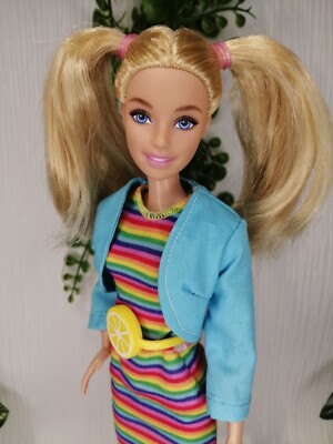     Wunderschöne blonde Barbie Puppe von Mattel im bunten Kleid      