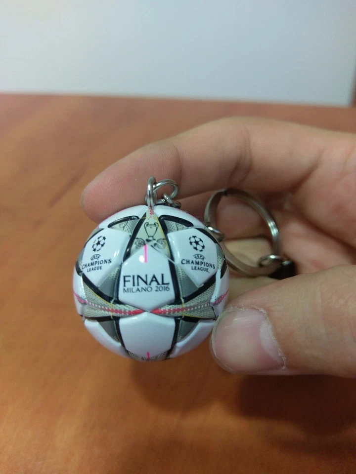 Raro Llavero Mini Balón Final Champions League 2016 Milano Atlético Real Madrid Foto 2 de 4