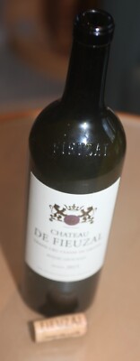Château de Fieuzal 2015, leere Flasche, Tasse und Korken