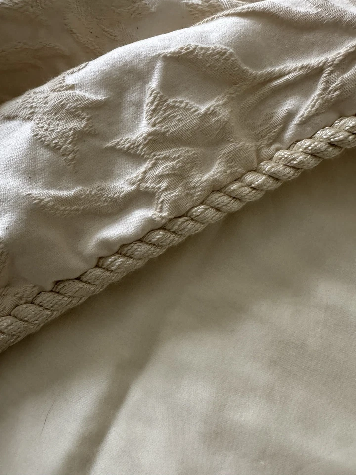 Edredón tamaño Queen 88x88 blanco roto jacquard damasco brocado ribete trenzado Foto 3 de 4
