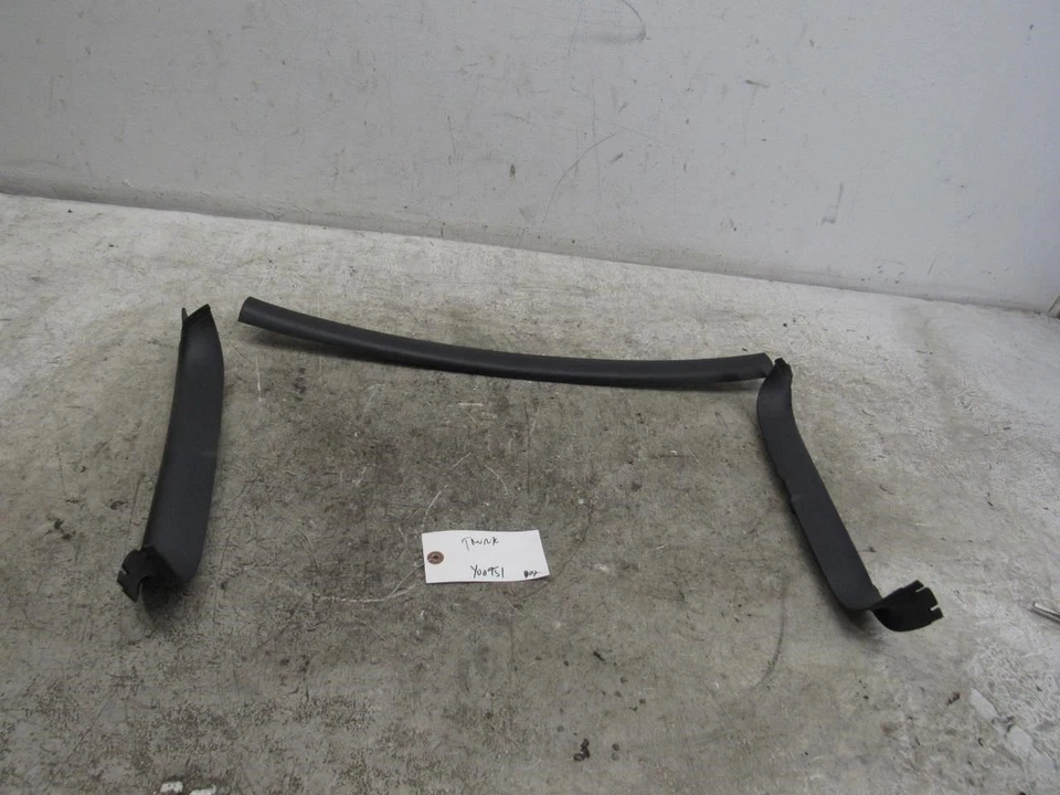 2002 2006 Mini Cooper hard top rear trunk interior plastic trim molding garnish Foto 2 de 4