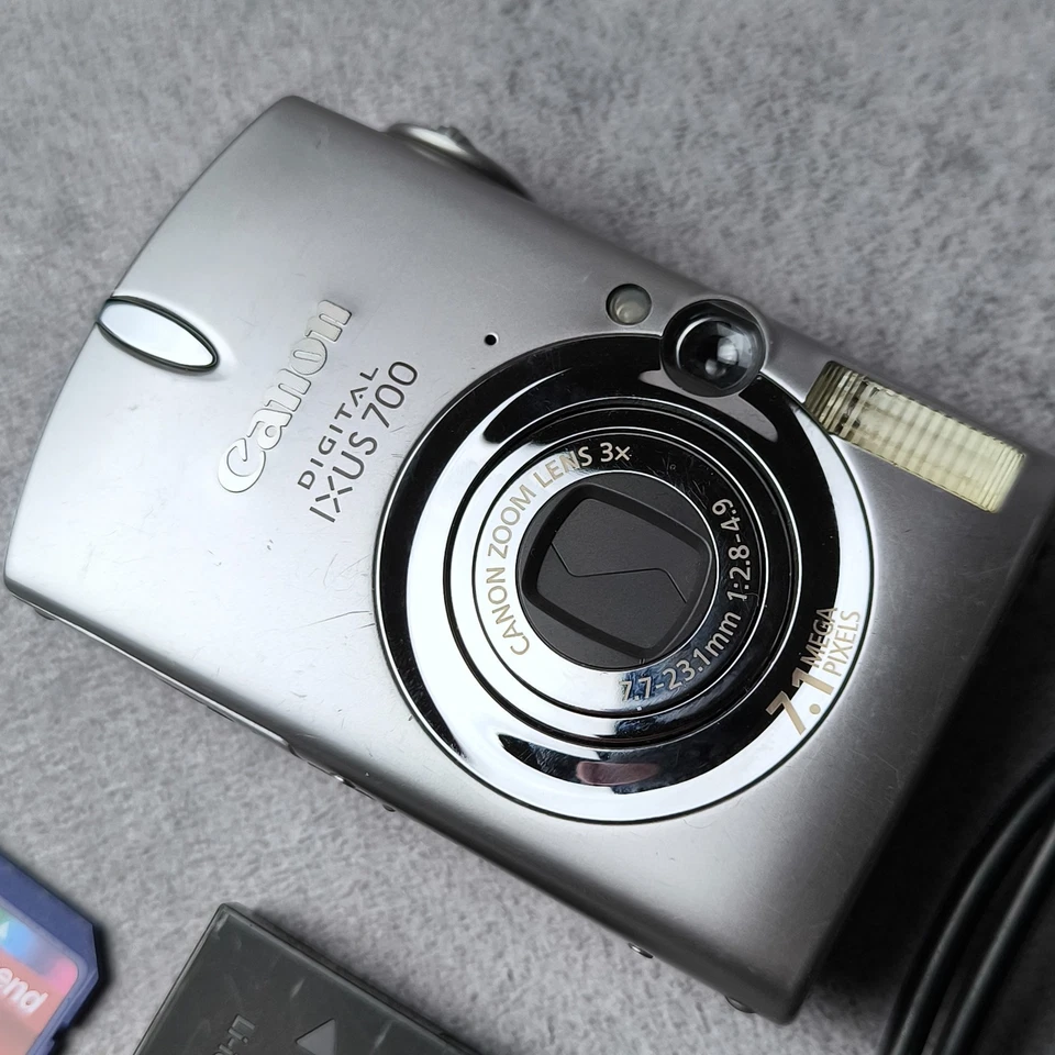 RARE Canon Digital IXUS 700 / PowerShot SD500 7.1MP Vintage Digital Camera - Image 4 of 4