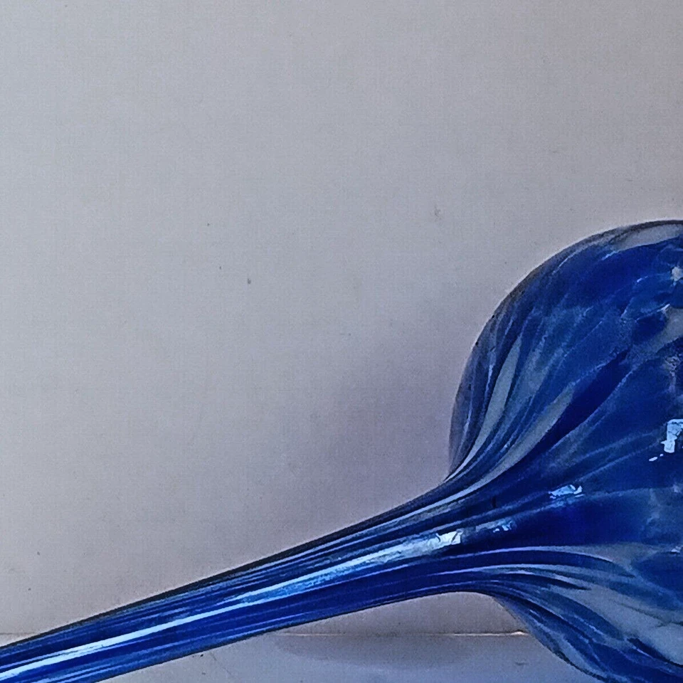 Globo de rega de plantas de vidro Art Deco – Azul e branco – soprado à mão – 11,5” - Imagem 2 de 4