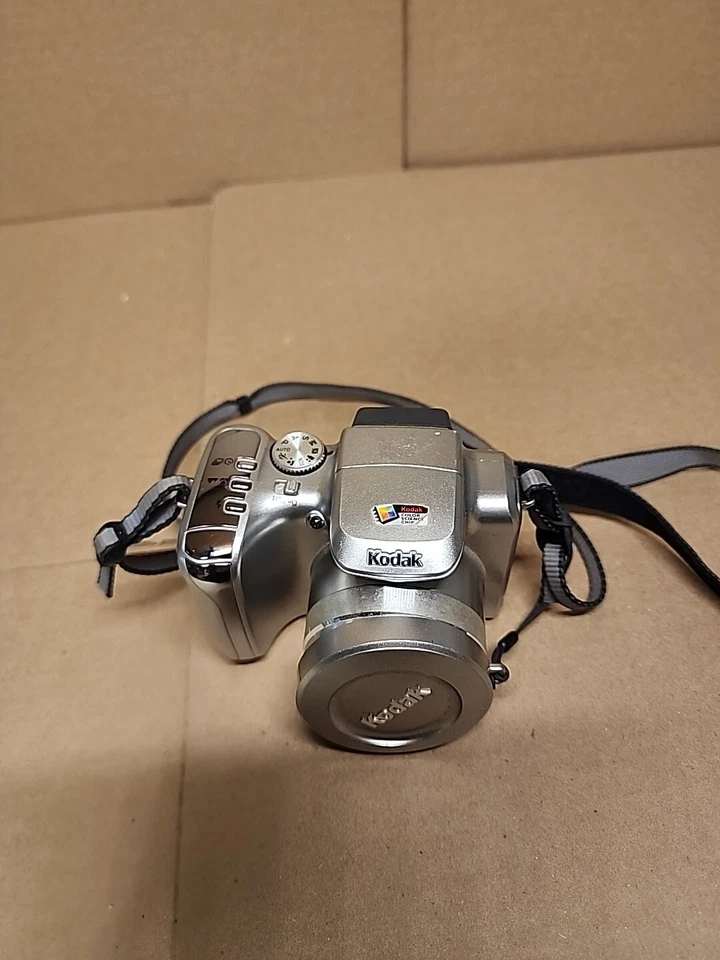 Kodak EasyShare Z612 6.1MP Digital Camera - Silver  - Image 3 of 4