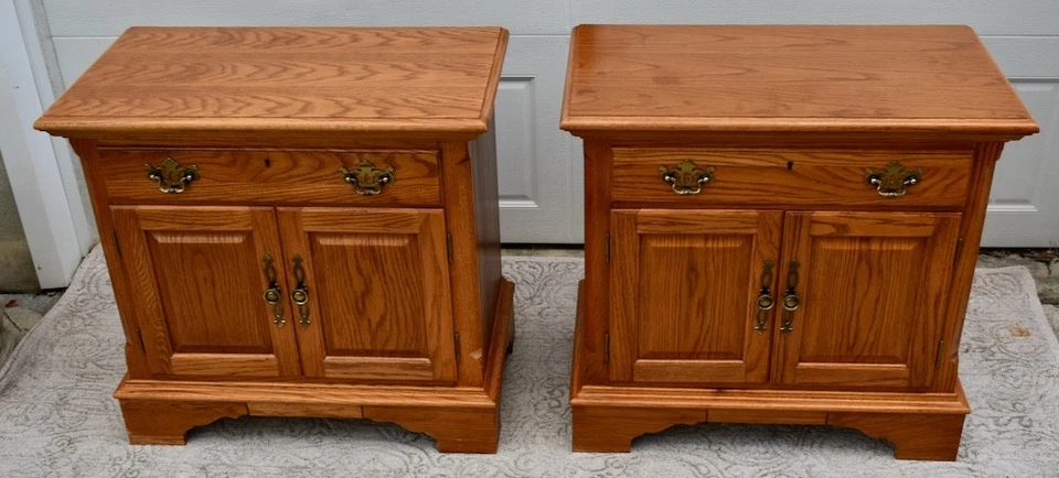 Vintage Thomasville Pair of Traditional Americana Style Oak Nightstands - Image 2 of 4