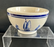 Niebiesko-biała holenderska miska w stylu delft łodzie wiatrak domek