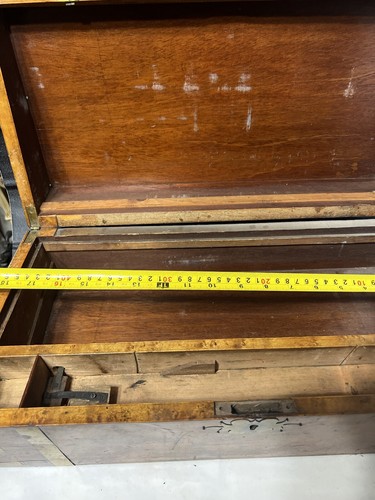 Antigua caja de almacenamiento con adornos de latón de madera burlada. - Imagen 8 de 23