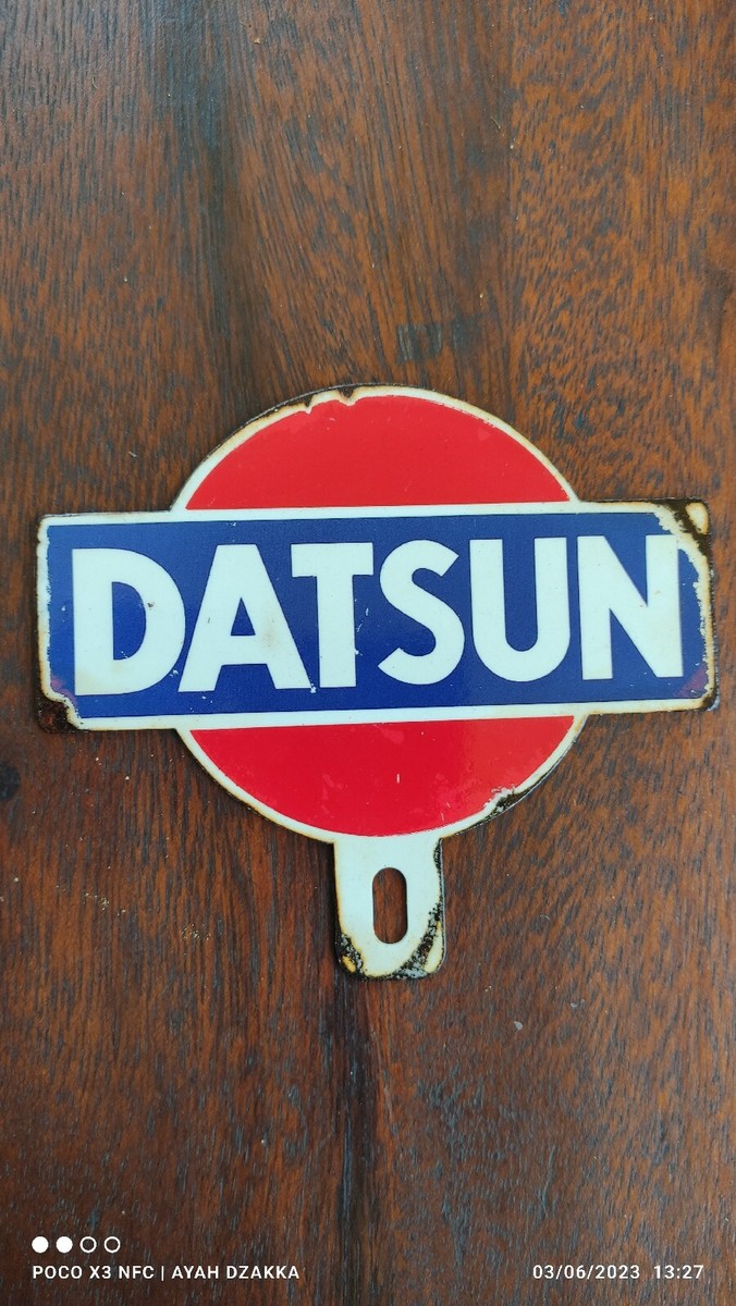 VINTAGE DATSUN OLD LOGO PLATE TOPPER Not PORCELAIN SIGN CAR PLACCA