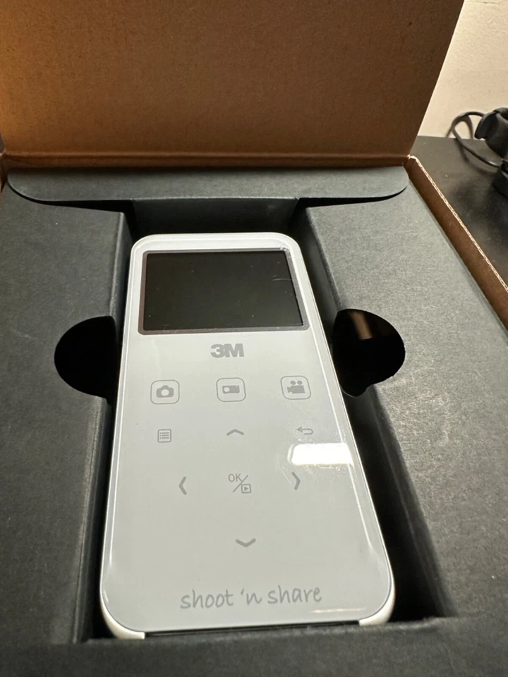 3M SHOOT N'SHARE CAMCORDER+PROJECTOR - Image 2 of 4