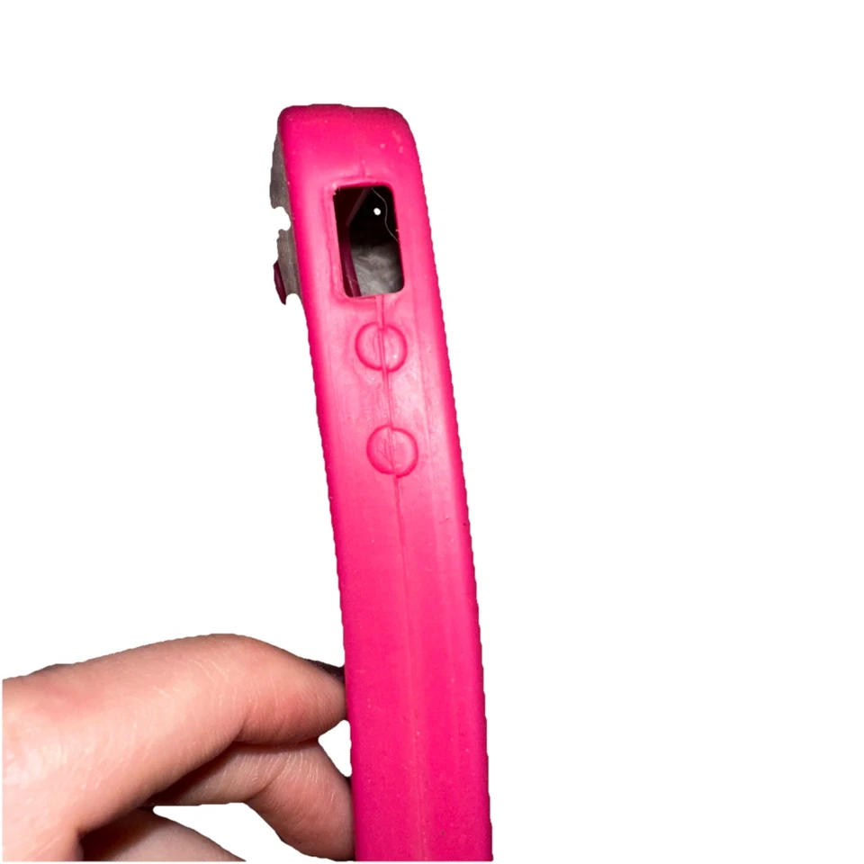 Funda de goma morsa rosa intenso para iPhone 4/4s. Pequeñas lágrimas cerca del cargador pero funciona bien Foto 3 de 4