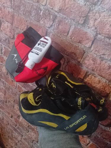 La Sportiva Men's Miura Vs Black/Yellow Climbing Shoes - Size 9 UK 43 EU - Picture 1 of 1
