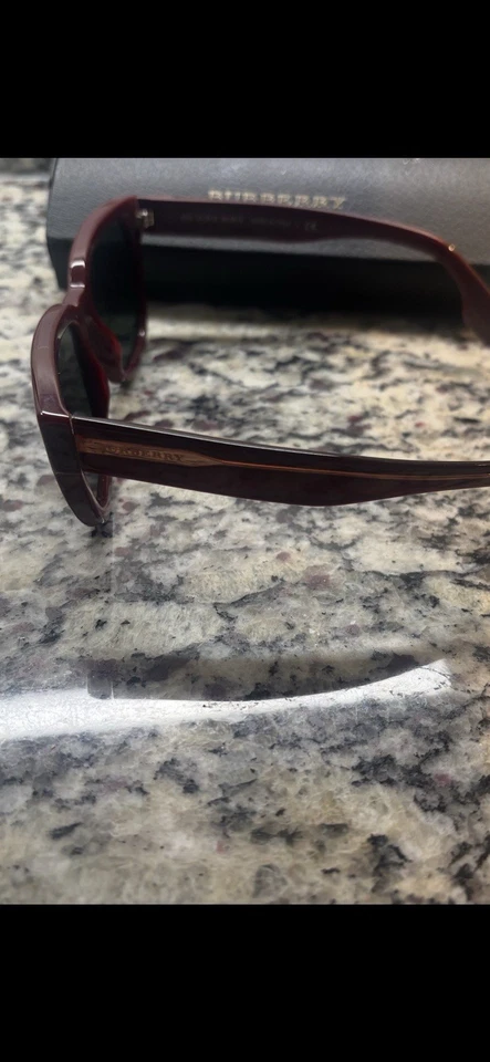 Очки солнцезащитные женские Burberry BE4277 с бордовыми оправами и золотистыми снаружи - Изображение 2 из 4