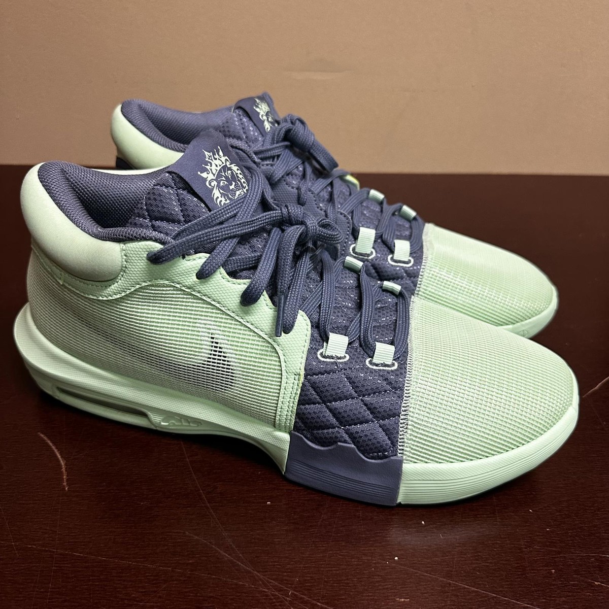 Nike Lebron Witness 8 Basketball Vapor Green White Carbon SZ  display picture 3