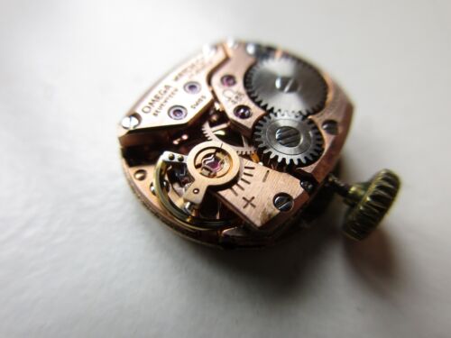 Omega cal. 485 Swiss manual wind watch movement - running - Picture 2 of 3