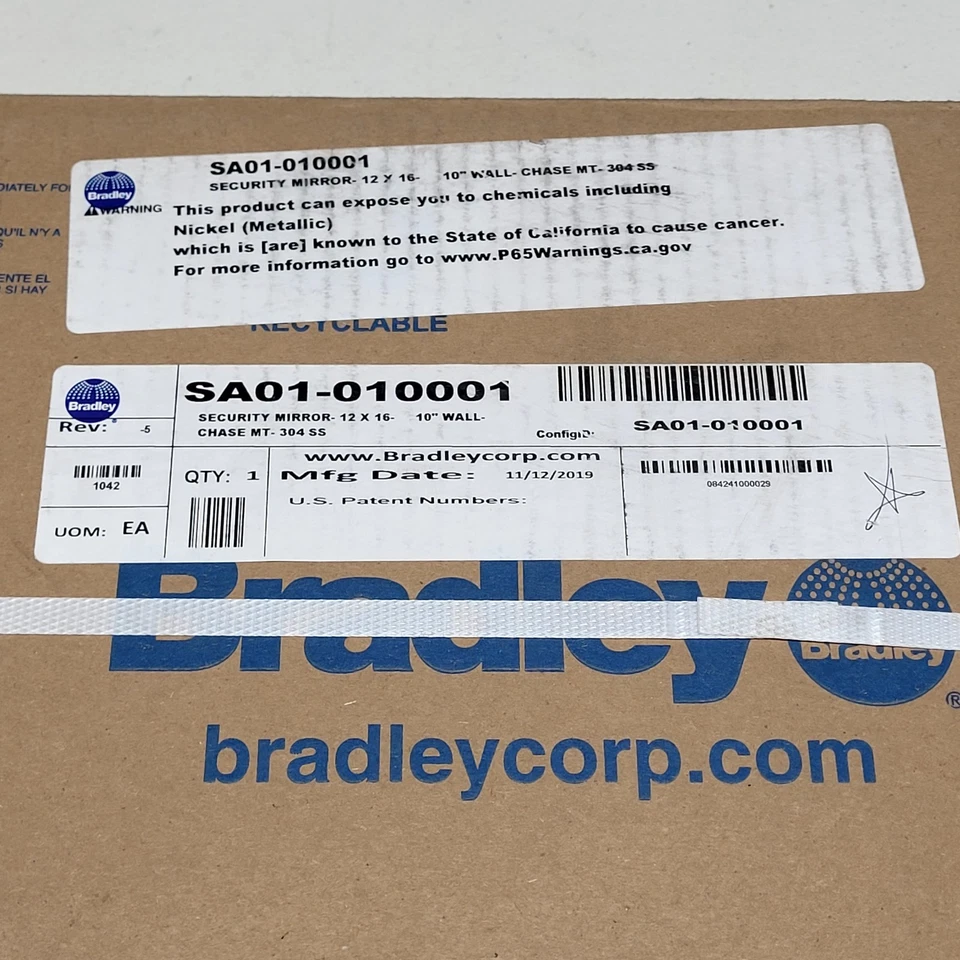 Espejo de montaje en pared de seguridad Bradley 12" x 16", SA01-010001, baño de gasolinera Foto 3 de 4