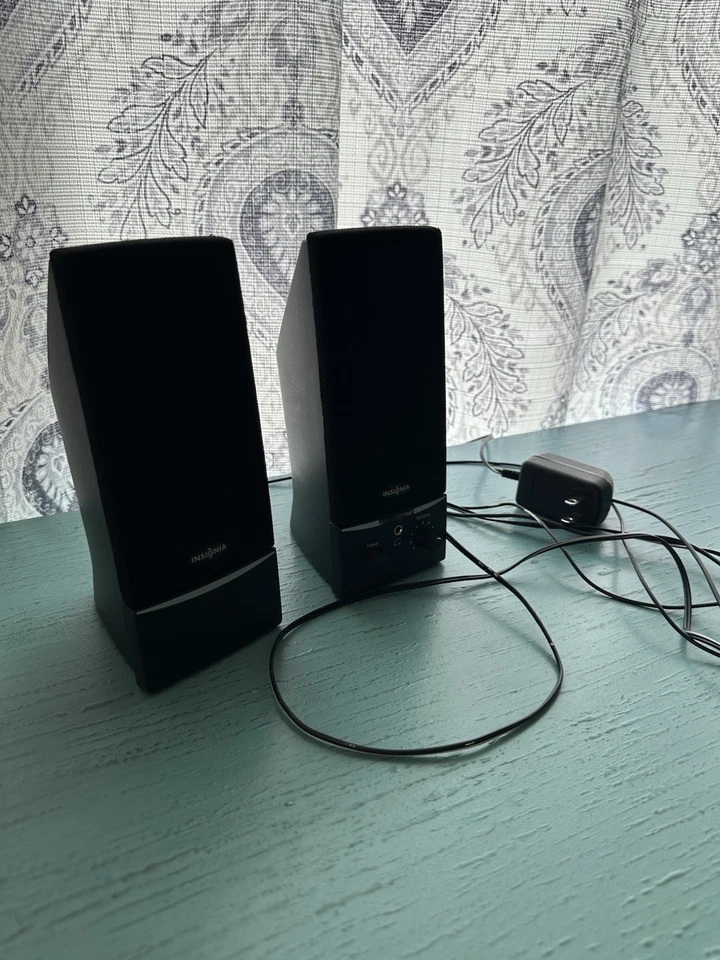 Altavoces para computadora Insignia  Foto 2 de 3